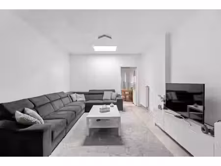 maison spacieuse avec 4 chambres et accès arrière unique!