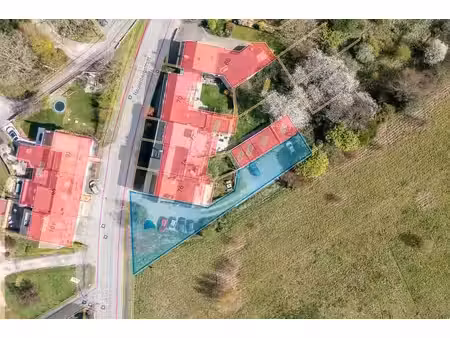 terrain à bâtir pour la construction d'une maison 3-facade.