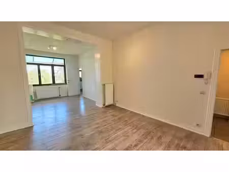 petit immeuble - appartement 1 chambre avec terrasse
