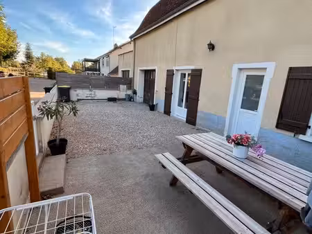 a louer maison avec cour privative  garage et cuisine équipée