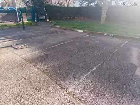parking extérieur privatif - métro cuire - résidence sécurisée