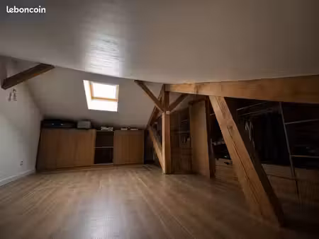 je loue cet espace (grenier) pour ranger des meubles 