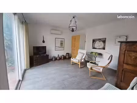 t2 dans maisonnette
