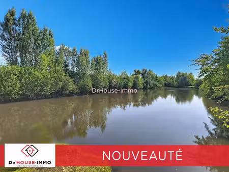 terrain de loisirs avec un étang