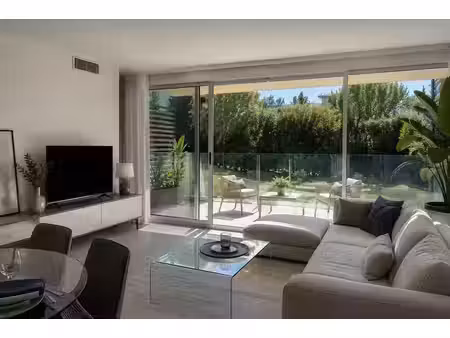 super rez-de-jardin avec terrasse et piscine – proche de la plage