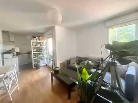 a louer - appartement f2 de 41.40m² avec balcon et deux emplacements de stationn