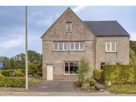 maison spacieuse avec grand jardin à vendre à brecht !