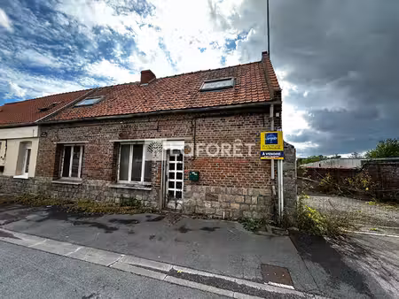 longère semi individuelle avec jardin et stationnement  à rénover