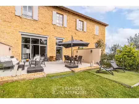 maison en pierres dorées aux prestations haut de gamme