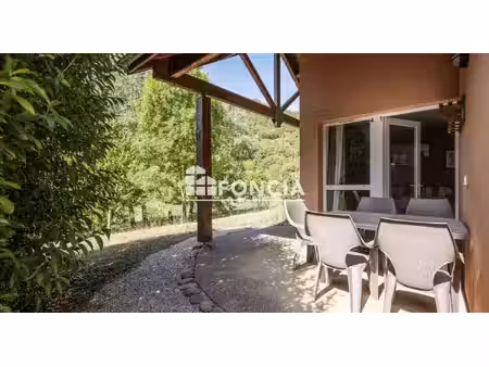 maison meublée avec piscine en résidence au coeur de saint-geniez-d'olt-et-d'aubrac  aux p