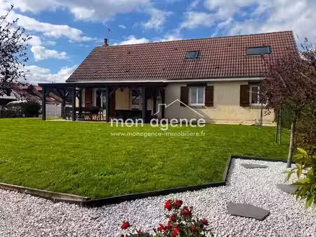 maison individuelle de 4 chambres avec garage et bâtiment sur plus de 1000m2 de jardin clo