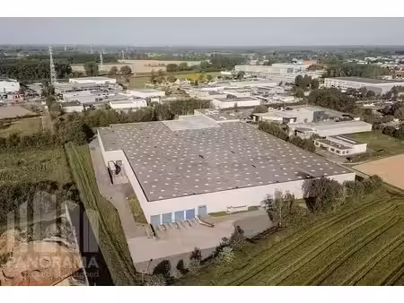 entrepôt logistique de 8.600 m² avec 116 m² de bureaux à ...