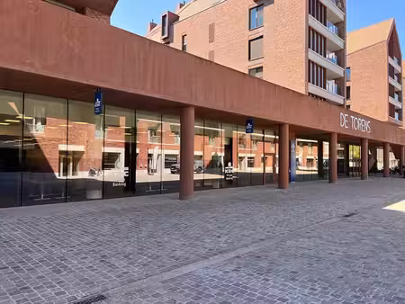 espace commercial vide dans un nouveau quartier piéton