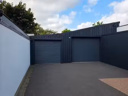 grand garage / stockage privé ±104 m² + cour – ransart