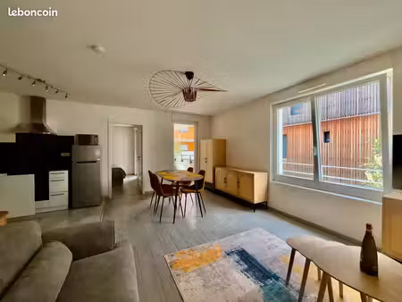 f2 meublé - logement de standing - équipé à neuf + garage fermé + grande terrasse