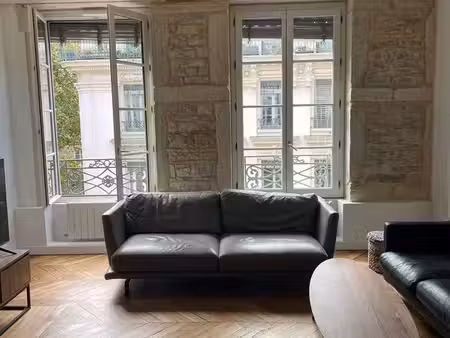 t2 bis meublé rénové de 82 m² - lyon 1er – terreaux / martinière – cachet & beaux volumes