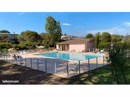 t2 climatisé dans résidence sécurisée avec piscine et gardien