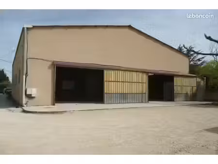 a carpentras entrepot a louer