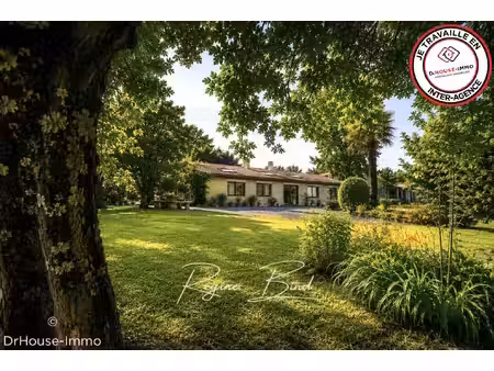 186 m² habitables  une grange d'environ 90 m²  et plus de 4 400 m² de terrain clos.
