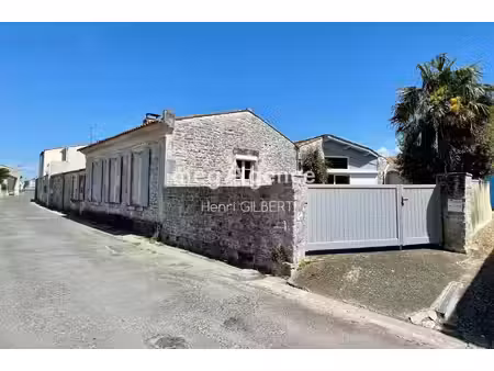 maison construite en pierre entièrement restaurée