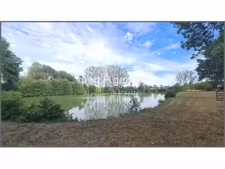 plan d'eau clos et arboré  cabane de pêche