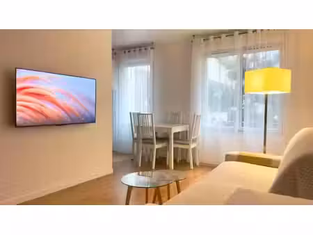 location meublée appartement 2 pièces 42 m² à courbevoie (92400)  1 450 €