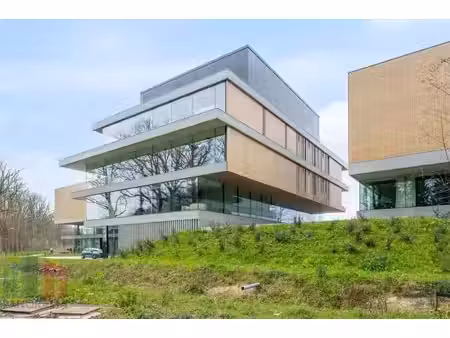 92 m² high-end kantoren op toplocatie langs de e40 te oos...