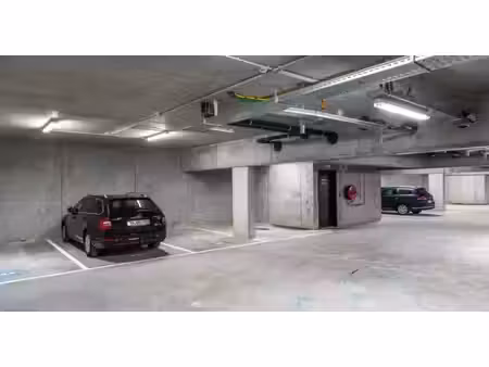 place de parking fermée à louer