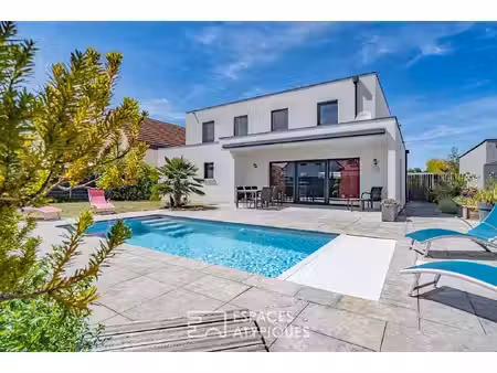 maison contemporaine et sa piscine