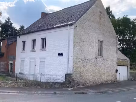 maison de campagne à rénover avec gr terrain de façade.