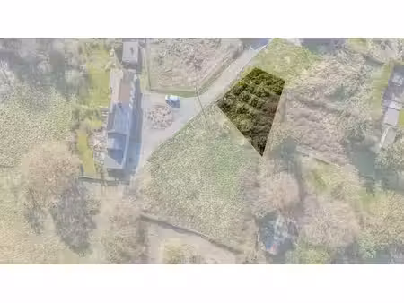 terrain à bâtir de 4a 38ca dans un environnement calme