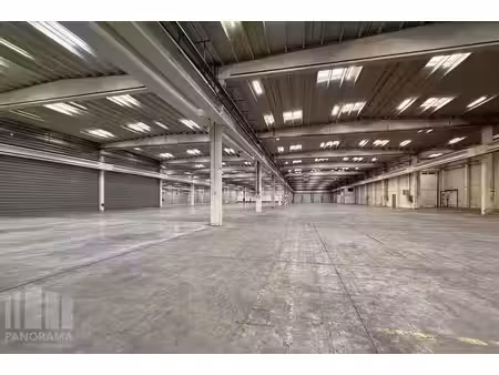 entrepôt logistique de 3.600 m² avec 116 m² de bureaux à ...