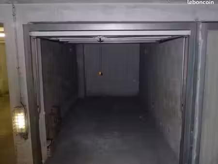 garage box fermé au port  angle arson / lascaris 11 m2  1er sous-sol