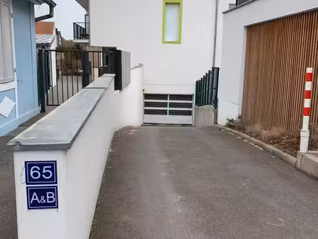 grand emplacement de parking 65 route de lyon