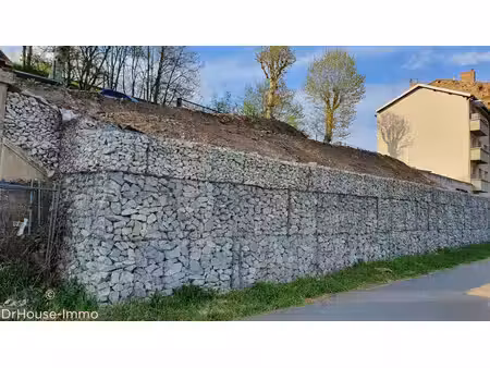 ensemble immobilier de 3 appartements  un dépôt professionnel et un terrain