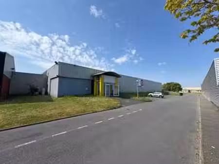 vente bureaux et commerces à ifs (14123) : à vendre / 1250m² ifs