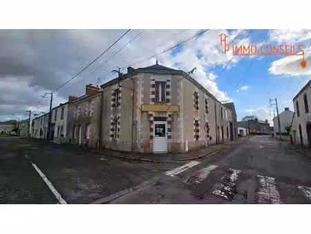un bâtiment au coeur du bourg offrant de nombreuses possibilit?