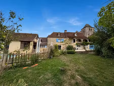 charmante maison de village de 5 chambres avec piscine  au cœur d’un village de la bourian