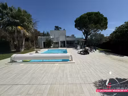 fabrègues - villa contemporaine de 210 m2 + jardin et piscin