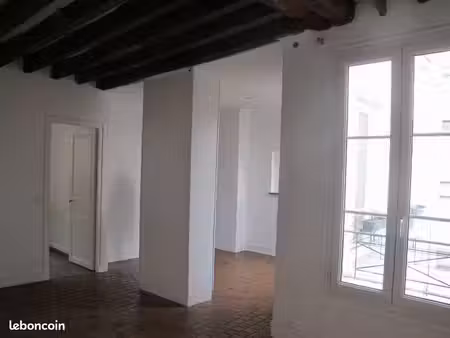 2 pièces 45 m2 dans le marais