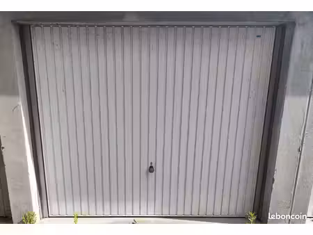 2 garages 19900