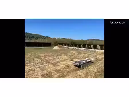 à vendre terrain grande surface avec boxes à chevaux