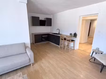 à louer – bel appartement meublé rénové – centre-ville de lons-le-saunier