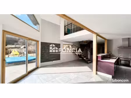 coup de cœur pour cette belle maison atypique avec sa piscine hors-sol chauffee
