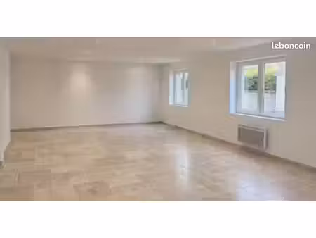 deux locaux commerciaux rénovés – 31 m² et 38 m² – rue passante – saint-chef