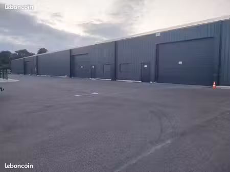 loue box/local de 600 m2 sur lorris