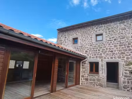 maison de village pierre et bois