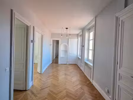 location. t5 150m2 palais de justice