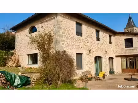 belle grange renovee avec piscine sur 4600 m2 aux environs de figeac (lot)
