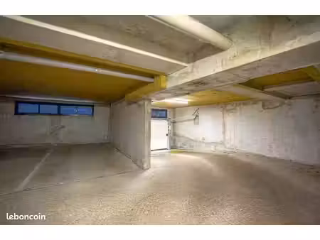 grand parking dans résidence sécurisée